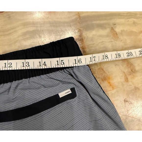 Vuori Mens Banks Short Gray Black Striped Elastic Waist Zip Pocket Activewear XL - Picture 4 of 6